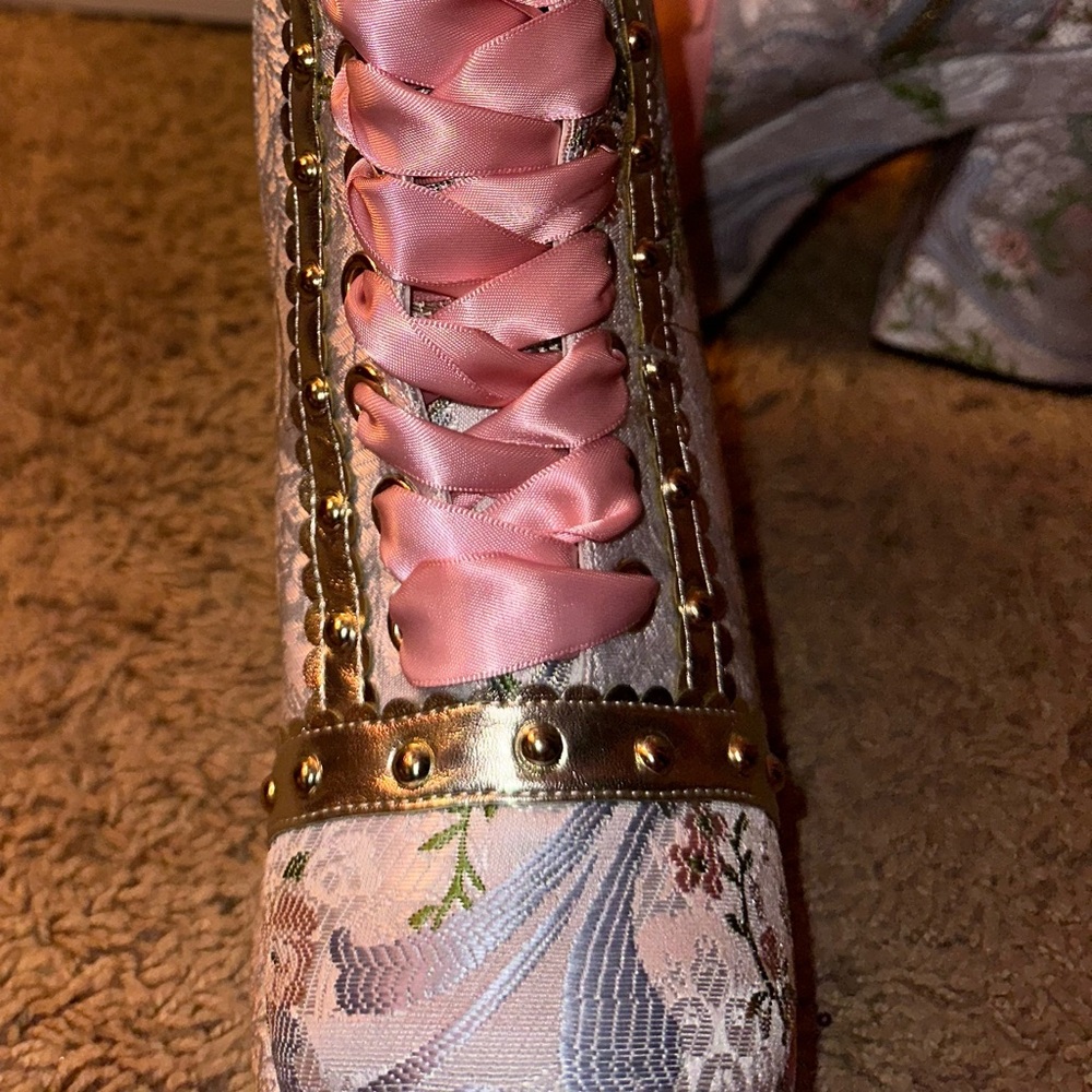 Sugar Thrillz Dolls Kill ‘FAIREST OF ALL’ Brocade Platform Boots NEW 9 - Picture 6 of 10